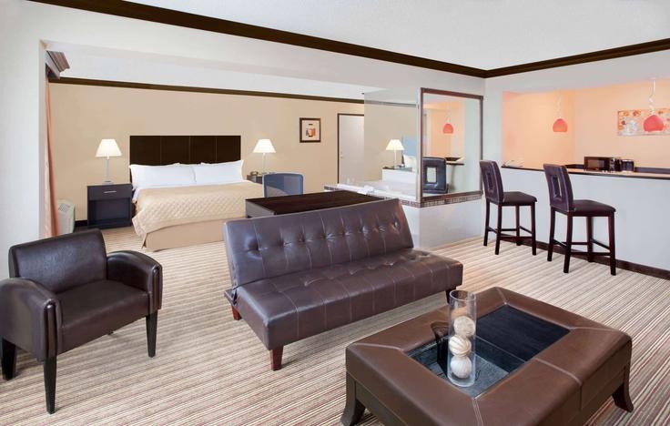 Sala de estar elegantemente projetada com móveis modernos em um apartamento no Building Songsparrow Court - wyndham - 1664233 em Schaumburg, Schaumburg