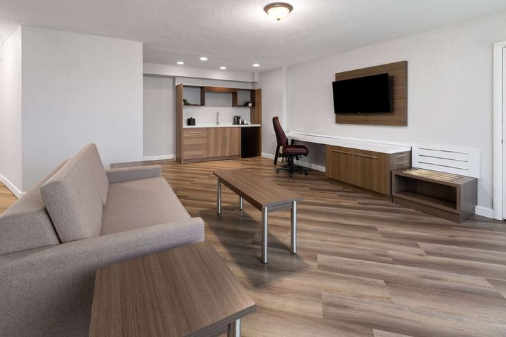 Salle de séjour élégante avec mobilier moderne dans un appartement à Building Monticello Avenue - wyndham - 1664125 à Norfolk, Norfolk