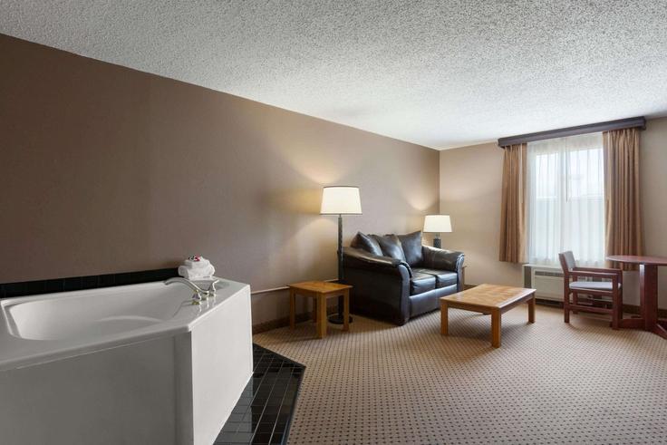 Sala de estar elegantemente projetada com móveis modernos em um apartamento no Building Old Red Trail - wyndham - 1664970 em Mandan, Mandan