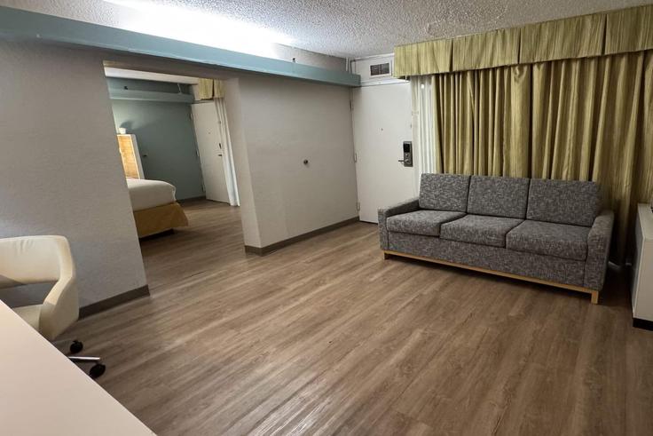 Salle de séjour élégante avec mobilier moderne dans un appartement à Building Hilltop Drive - wyndham - 1663581 à Ann Arbor, Ann Arbor Salle de séjour élégante avec mobilier moderne dans un appartement à Building Hilltop Drive - wyndham - 1663581 à Ann Arbor, Ann Arbor