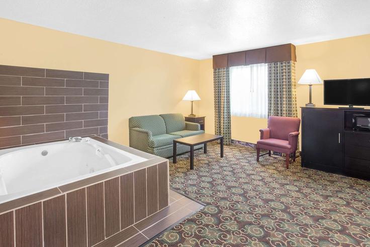 Elegant gestaltetes Wohnzimmer mit moderner Einrichtung in einer Wohnung im Building East 24th Street - wyndham - 1661655 in Holland, Holland Elegant gestaltetes Wohnzimmer mit moderner Einrichtung in einer Wohnung im Building East 24th Street - wyndham - 1661655 in Holland, Holland