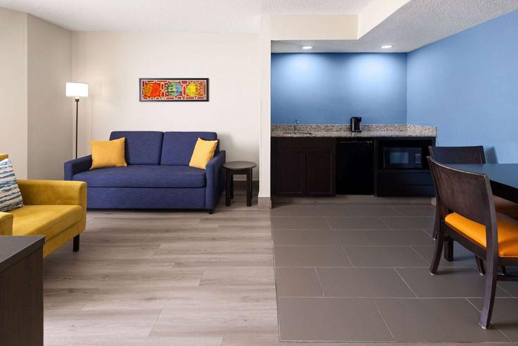 Elegant gestaltetes Wohnzimmer mit moderner Einrichtung in einer Wohnung im Building South College Avenue - wyndham - 1649627 in Newark, Newark Elegant gestaltetes Wohnzimmer mit moderner Einrichtung in einer Wohnung im Building South College Avenue - wyndham - 1649627 in Newark, Newark