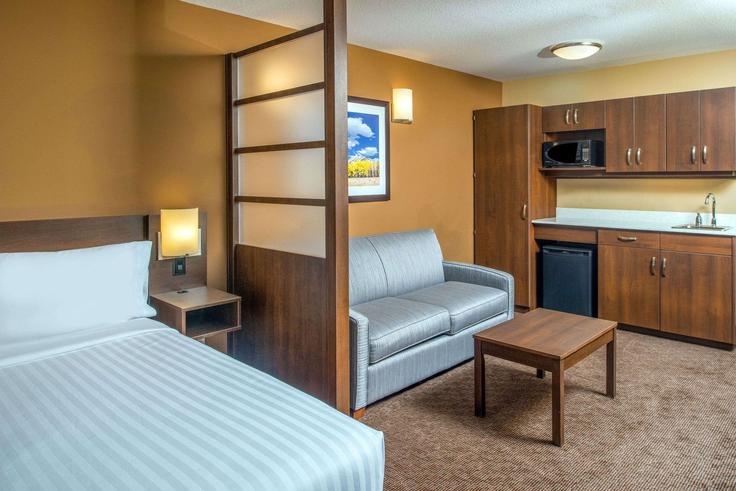 Red Deer, Red Deer에 위치한 Building Leva Avenue - wyndham - 1690398 유닛의 세련된 인테리어가 돋보이는 거실 Red Deer, Red Deer에 위치한 Building Leva Avenue - wyndham - 1690398 유닛의 세련된 인테리어가 돋보이는 거실