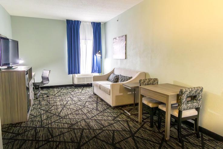 Building West Commercial Drive - wyndham - 1665783 adresindeki bir dairede modern mobilyalarla zarif bir şekilde tasarlanmış oturma odası North Little Rock, North Little Rock Building West Commercial Drive - wyndham - 1665783 adresindeki bir dairede modern mobilyalarla zarif bir şekilde tasarlanmış oturma odası North Little Rock, North Little Rock