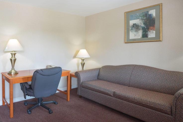 Sala de estar elegantemente projetada com móveis modernos em um apartamento no Building Kingston 2 - wyndham - 1687300 em Kingston, Kingston Sala de estar elegantemente projetada com móveis modernos em um apartamento no Building Kingston 2 - wyndham - 1687300 em Kingston, Kingston