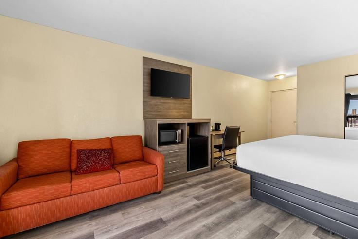 Elegant gestaltetes Wohnzimmer mit moderner Einrichtung in einer Wohnung im Building Highland Park Drive - wyndham - 1652930 in Rapid City, Rapid City