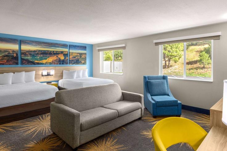 Salle de séjour élégante avec mobilier moderne dans un appartement à Building Historic Route 66 - wyndham - 1660700 à Williams, Williams