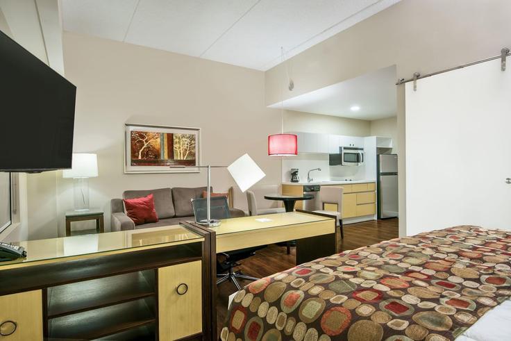 Building West Expressway 83 - wyndham - 1676135 adresindeki bir dairede modern mobilyalarla zarif bir şekilde tasarlanmış oturma odası McAllen, McAllen