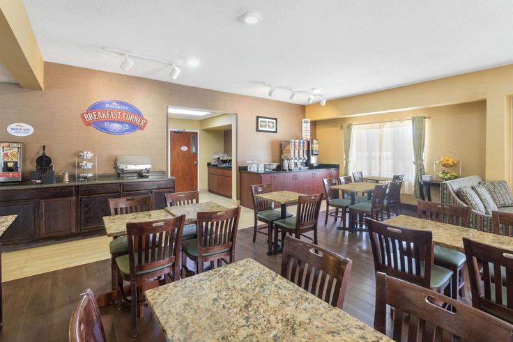 Esstisch mit stilvollen Stühlen in einer Wohnung im Building U.S. 601 - wyndham - 1650878 in Orangeburg, Orangeburg Esstisch mit stilvollen Stühlen in einer Wohnung im Building U.S. 601 - wyndham - 1650878 in Orangeburg, Orangeburg