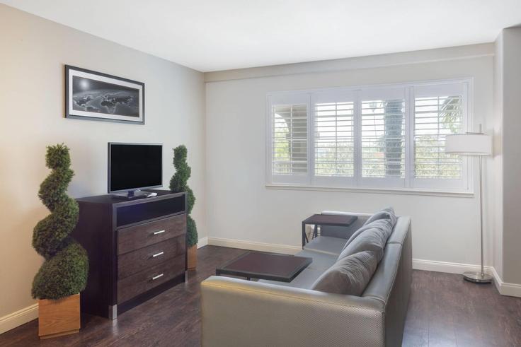 Modesto ModestoのBuilding Salida Boulevard - wyndham - 1664068のアパートメントにある、モダンな家具を備えたエレガントなデザインのリビングルーム