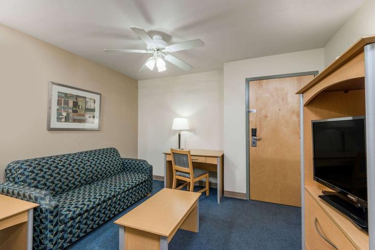 Elegante sala de estar con mobiliario moderno en un apartamento en Building Prosperity Drive - wyndham - 1649796 en Noblesville, Noblesville Elegante sala de estar con mobiliario moderno en un apartamento en Building Prosperity Drive - wyndham - 1649796 en Noblesville, Noblesville