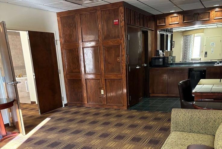 Sala de estar elegantemente projetada com móveis modernos em um apartamento no Building North Roan Street - wyndham - 1662875 em Johnson City, Johnson City