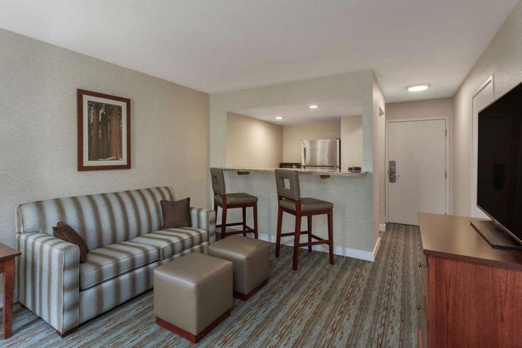 Building West Airport Drive - wyndham - 1665728 adresindeki bir dairede modern mobilyalarla zarif bir şekilde tasarlanmış oturma odası Visalia, Visalia