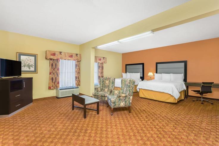 Salle de séjour élégante avec mobilier moderne dans un appartement à Building South Shiloh Drive - wyndham - 1662218 à Fayetteville, Fayetteville Salle de séjour élégante avec mobilier moderne dans un appartement à Building South Shiloh Drive - wyndham - 1662218 à Fayetteville, Fayetteville
