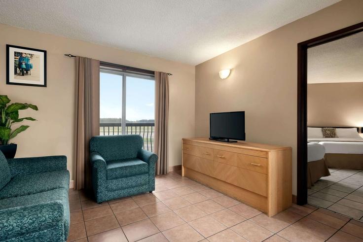 Elegante sala de estar con mobiliario moderno en un apartamento en Building Stony Plain Road - wyndham - 1654145 en Edmonton, Edmonton