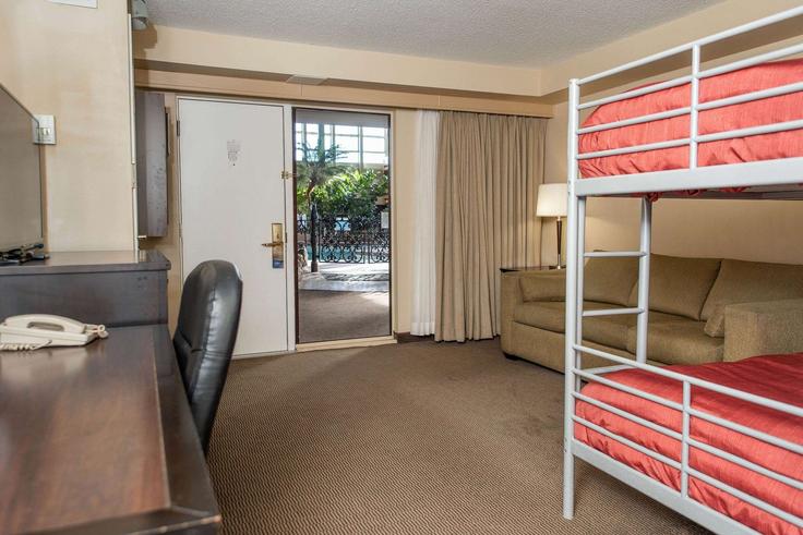 Red Deer, Red Deer에 위치한 Building 55 Avenue - wyndham - 1650823 유닛의 세련된 인테리어가 돋보이는 거실 Red Deer, Red Deer에 위치한 Building 55 Avenue - wyndham - 1650823 유닛의 세련된 인테리어가 돋보이는 거실