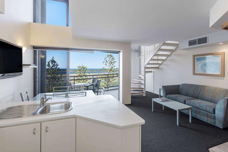 Elegante sala de estar con mobiliario moderno en un apartamento en Building Esplanade - wyndham - 1658672 en Golden Beach, Sunshine Coast Elegante sala de estar con mobiliario moderno en un apartamento en Building Esplanade - wyndham - 1658672 en Golden Beach, Sunshine Coast
