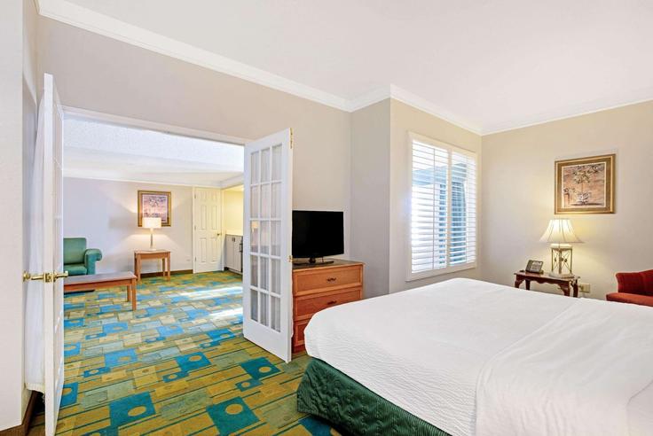 Elegant gestaltetes Wohnzimmer mit moderner Einrichtung in einer Wohnung im Building Gateway Boulevard West - wyndham - 1674755 in El Paso, El Paso Elegant gestaltetes Wohnzimmer mit moderner Einrichtung in einer Wohnung im Building Gateway Boulevard West - wyndham - 1674755 in El Paso, El Paso