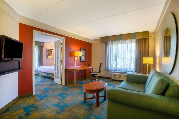 Charlotte CharlotteのBuilding Nations Ford Road - wyndham - 1677034のアパートメントにある、モダンな家具を備えたエレガントなデザインのリビングルーム Charlotte CharlotteのBuilding Nations Ford Road - wyndham - 1677034のアパートメントにある、モダンな家具を備えたエレガントなデザインのリビングルーム