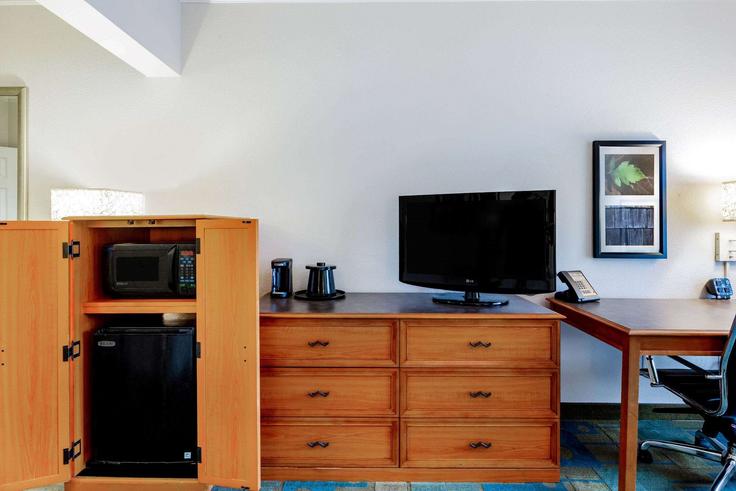 Fremont, Fremont에 위치한 Building Landing Parkway - wyndham - 1675233 유닛의 세련된 인테리어가 돋보이는 거실 Fremont, Fremont에 위치한 Building Landing Parkway - wyndham - 1675233 유닛의 세련된 인테리어가 돋보이는 거실