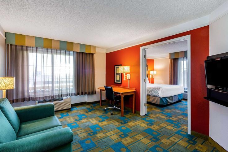 Fremont, Fremont에 위치한 Building Landing Parkway - wyndham - 1675250 유닛의 세련된 인테리어가 돋보이는 거실 Fremont, Fremont에 위치한 Building Landing Parkway - wyndham - 1675250 유닛의 세련된 인테리어가 돋보이는 거실