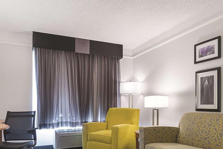 Elegant gestaltetes Wohnzimmer mit moderner Einrichtung in einer Wohnung im Building Inland Empire Boulevard - wyndham - 1680293 in Ontario, Ontario Elegant gestaltetes Wohnzimmer mit moderner Einrichtung in einer Wohnung im Building Inland Empire Boulevard - wyndham - 1680293 in Ontario, Ontario