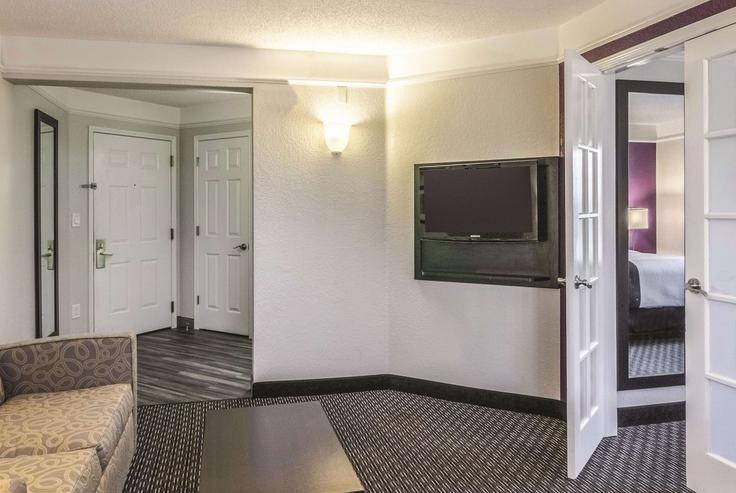Orlando OrlandoのBuilding North Frontage Road - wyndham - 1673255のアパートメントにある、モダンな家具を備えたエレガントなデザインのリビングルーム