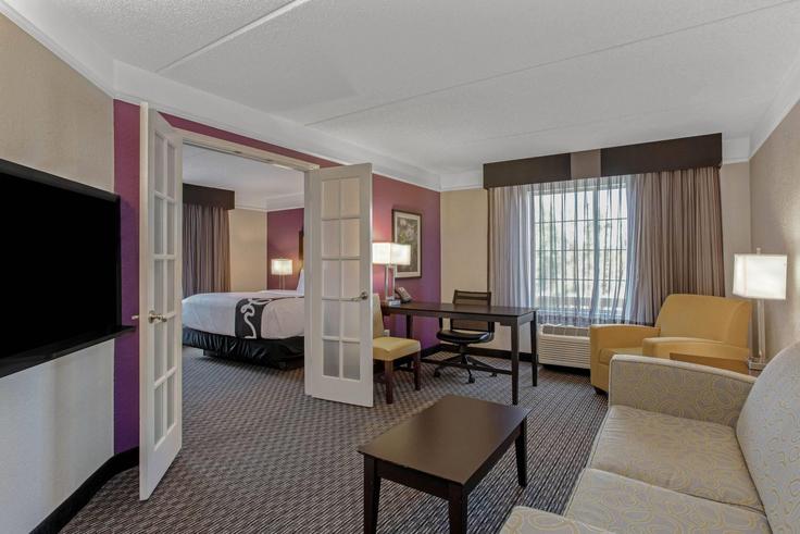 Elegant gestaltetes Wohnzimmer mit moderner Einrichtung in einer Wohnung im Building North Frontage Road - wyndham - 1673207 in Orlando, Orlando Elegant gestaltetes Wohnzimmer mit moderner Einrichtung in einer Wohnung im Building North Frontage Road - wyndham - 1673207 in Orlando, Orlando
