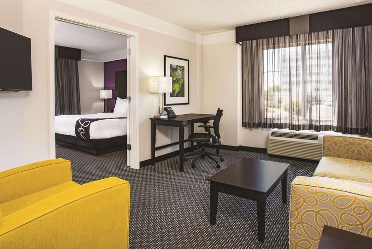 Elegant gestaltetes Wohnzimmer mit moderner Einrichtung in einer Wohnung im Building Cascade Valley Court - wyndham - 1682270 in Las Vegas, Las Vegas Elegant gestaltetes Wohnzimmer mit moderner Einrichtung in einer Wohnung im Building Cascade Valley Court - wyndham - 1682270 in Las Vegas, Las Vegas