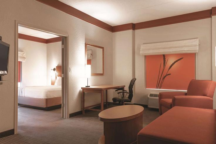 Elegant gestaltetes Wohnzimmer mit moderner Einrichtung in einer Wohnung im Building Paces Ferry Road Southeast - wyndham - 1681883 in Atlanta, Atlanta Elegant gestaltetes Wohnzimmer mit moderner Einrichtung in einer Wohnung im Building Paces Ferry Road Southeast - wyndham - 1681883 in Atlanta, Atlanta