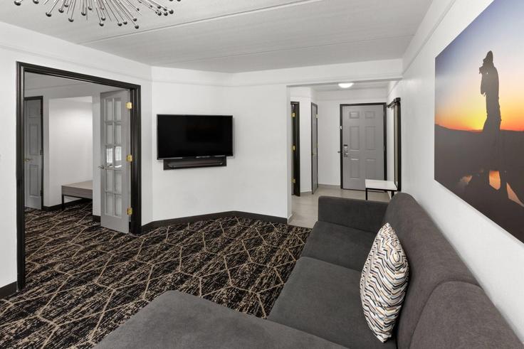 Elegant gestaltetes Wohnzimmer mit moderner Einrichtung in einer Wohnung im Building John F Kennedy Boulevard - wyndham - 1679884 in Houston, Houston Elegant gestaltetes Wohnzimmer mit moderner Einrichtung in einer Wohnung im Building John F Kennedy Boulevard - wyndham - 1679884 in Houston, Houston