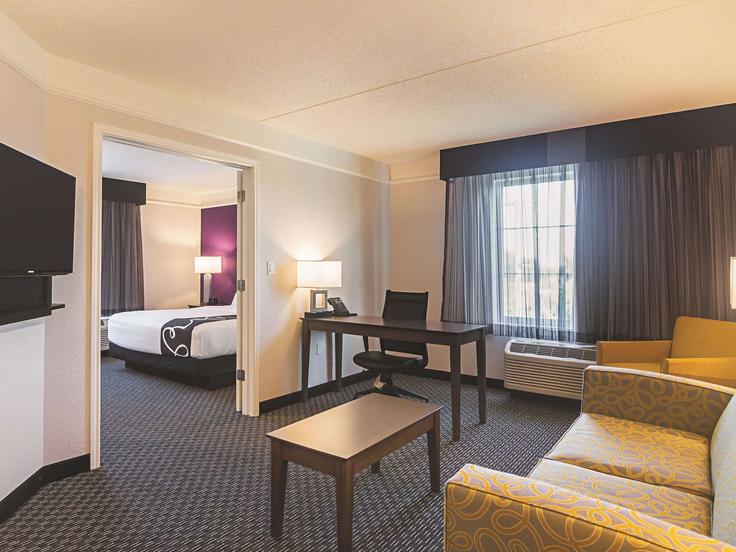 Sala de estar elegantemente projetada com móveis modernos em um apartamento no Building Northwest Expressway - wyndham - 1673791 em Oklahoma City, Oklahoma City Sala de estar elegantemente projetada com móveis modernos em um apartamento no Building Northwest Expressway - wyndham - 1673791 em Oklahoma City, Oklahoma City