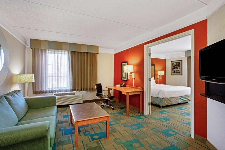 Salle de séjour élégante avec mobilier moderne dans un appartement à Building Griffith Road - wyndham - 1669540 à Winston-Salem, Winston-Salem Salle de séjour élégante avec mobilier moderne dans un appartement à Building Griffith Road - wyndham - 1669540 à Winston-Salem, Winston-Salem