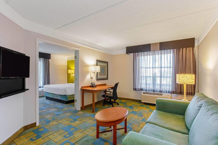 Orlando OrlandoのBuilding Universal Boulevard - wyndham - 1673978のアパートメントにある、モダンな家具を備えたエレガントなデザインのリビングルーム Orlando OrlandoのBuilding Universal Boulevard - wyndham - 1673978のアパートメントにある、モダンな家具を備えたエレガントなデザインのリビングルーム