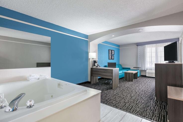 Weatherford WeatherfordのBuilding Wall Street - wyndham - 1670008のアパートメントにある、モダンな家具を備えたエレガントなデザインのリビングルーム Weatherford WeatherfordのBuilding Wall Street - wyndham - 1670008のアパートメントにある、モダンな家具を備えたエレガントなデザインのリビングルーム