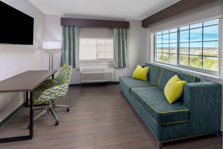 Elegante sala de estar con mobiliario moderno en un apartamento en Building Interstate 40 Business Loop - wyndham - 1675103 en Santa Rosa, Santa Rosa