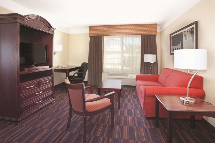 Elegante sala de estar con mobiliario moderno en un apartamento en Building Menaul Boulevard Northeast - wyndham - 1680899 en Albuquerque, Albuquerque Elegante sala de estar con mobiliario moderno en un apartamento en Building Menaul Boulevard Northeast - wyndham - 1680899 en Albuquerque, Albuquerque