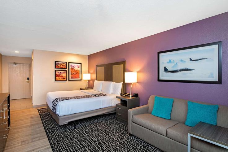 Building North Nellis Boulevard - wyndham - 1684253 adresindeki bir dairede modern mobilyalarla zarif bir şekilde tasarlanmış oturma odası Sunrise Manor, Sunrise Manor