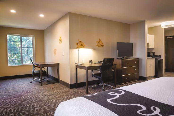 Salle de séjour élégante avec mobilier moderne dans un appartement à Building Day Island Road - wyndham - 1669674 à Eugene, Eugene