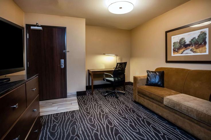 Salle de séjour élégante avec mobilier moderne dans un appartement à Building Day Island Road - wyndham - 1669736 à Eugene, Eugene