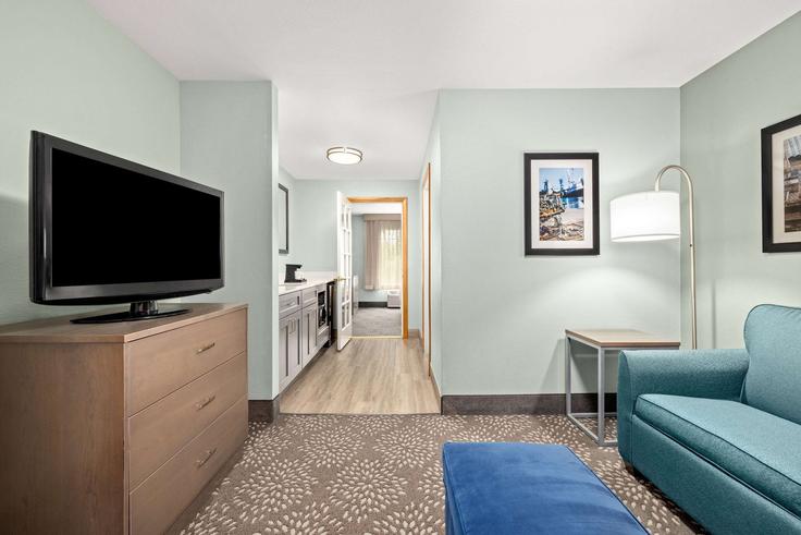 Salle de séjour élégante avec mobilier moderne dans un appartement à Building Southeast 32nd Street - wyndham - 1690881 à Newport, Newport