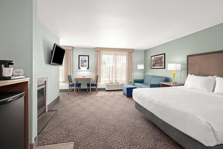 Elegant gestaltetes Wohnzimmer mit moderner Einrichtung in einer Wohnung im Building Southeast 32nd Street - wyndham - 1693764 in Newport, Newport Elegant gestaltetes Wohnzimmer mit moderner Einrichtung in einer Wohnung im Building Southeast 32nd Street - wyndham - 1693764 in Newport, Newport