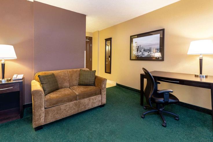 Elegantly designed living room with modern furnishings in an apartment at Building 8th Avenue - wyndham - 1646753 in Seattle, Seattle Elegantly designed living room with modern furnishings in an apartment at Building 8th Avenue - wyndham - 1646753 in Seattle, Seattle