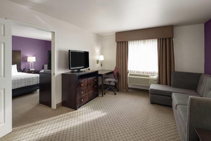 Spokane Valley, Spokane Valley에 위치한 Building East Kiernan Avenue - wyndham - 1671555 유닛의 세련된 인테리어가 돋보이는 거실 Spokane Valley, Spokane Valley에 위치한 Building East Kiernan Avenue - wyndham - 1671555 유닛의 세련된 인테리어가 돋보이는 거실