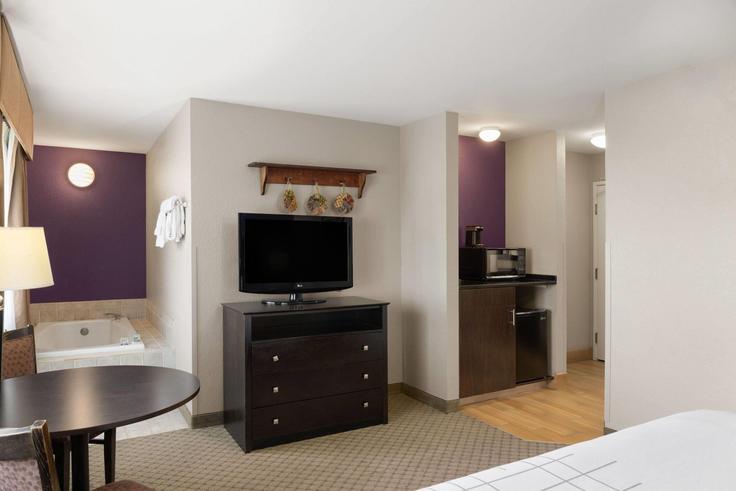 Elegante sala de estar con mobiliario moderno en un apartamento en Building East Kiernan Avenue - wyndham - 1671726 en Spokane Valley, Spokane Valley