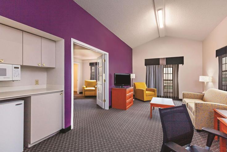 Elegante sala de estar con mobiliario moderno en un apartamento en Building West Highway 80 East - wyndham - 1671686 en Odessa, Odessa Elegante sala de estar con mobiliario moderno en un apartamento en Building West Highway 80 East - wyndham - 1671686 en Odessa, Odessa