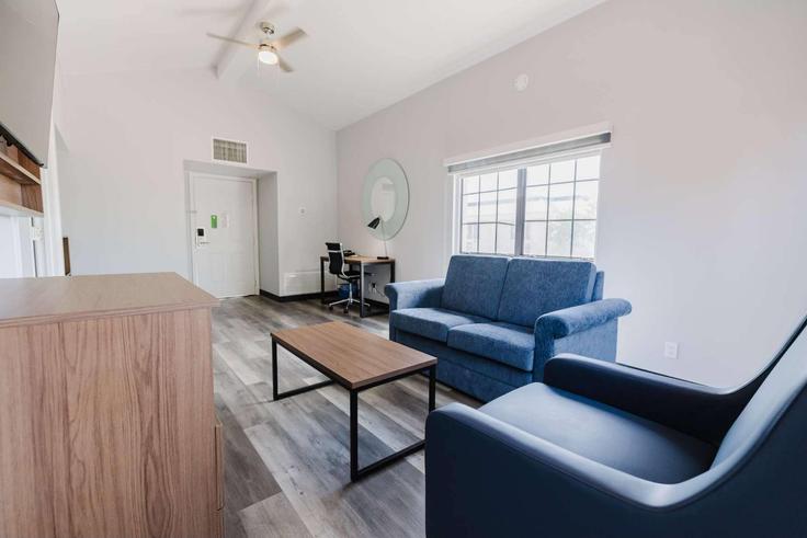 Salle de séjour élégante avec mobilier moderne dans un appartement à Building Interstate 40 - wyndham - 1684170 à Amarillo, Amarillo Salle de séjour élégante avec mobilier moderne dans un appartement à Building Interstate 40 - wyndham - 1684170 à Amarillo, Amarillo