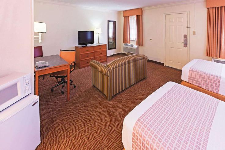 Sala de estar elegantemente projetada com móveis modernos em um apartamento no Building Military Drive West - wyndham - 1685966 em San Antonio, San Antonio