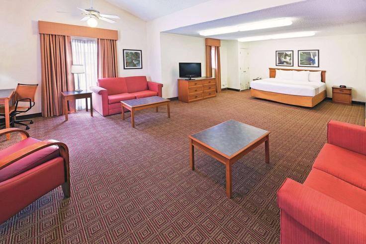 San Antonio, San Antonio에 위치한 Building Military Drive West - wyndham - 1668110 유닛의 세련된 인테리어가 돋보이는 거실 San Antonio, San Antonio에 위치한 Building Military Drive West - wyndham - 1668110 유닛의 세련된 인테리어가 돋보이는 거실