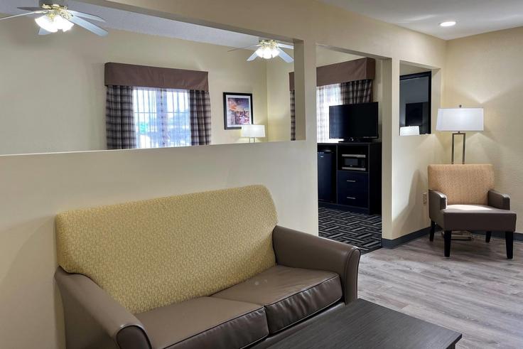 Elegant gestaltetes Wohnzimmer mit moderner Einrichtung in einer Wohnung im Building West Southern Avenue - wyndham - 1694333 in Indianapolis, Indianapolis
